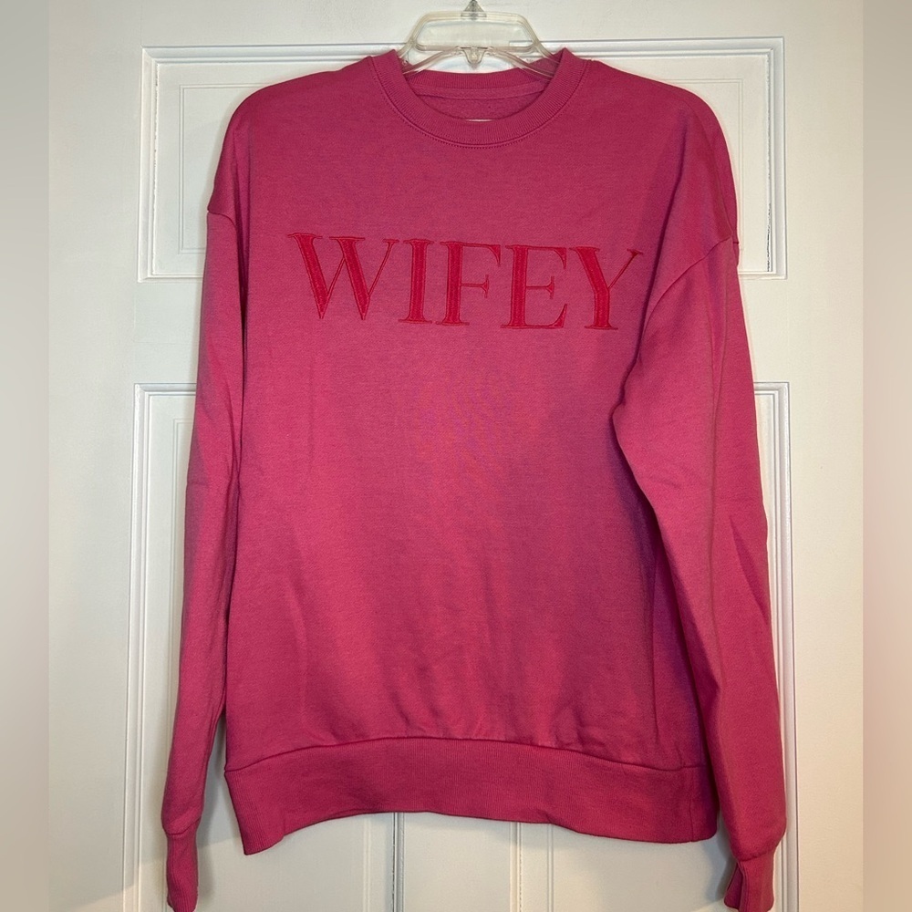 Wifey 1897 Women’s Active Embroidered Crew Neck